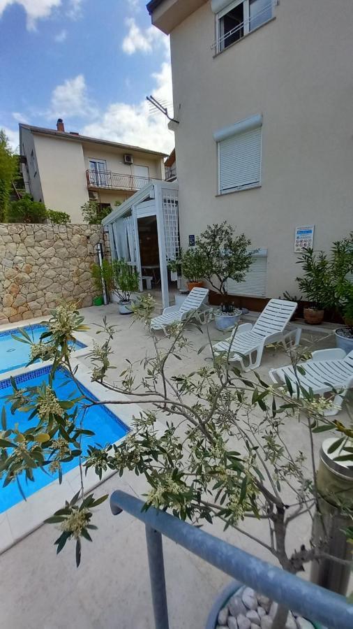 Family Apartments Svob With Pool Novi Vinodolski Zewnętrze zdjęcie